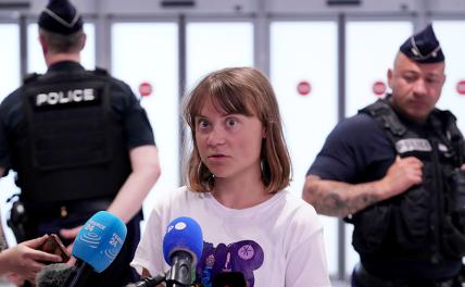 На фото: шведская экоактивистка Грета Тунберг в международном аэропорту Париж - Шарль-де-Голль, куда она прибыла из Израиля