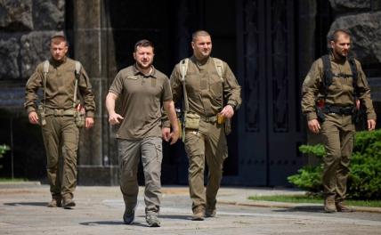 На фото (в центре) президент Украины Владимир Зеленский.