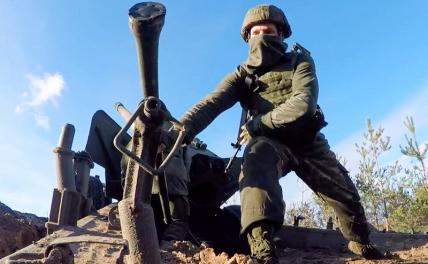На фото: военнослужащий Центрального военного округа (ЦВО) на месте работы расчетов 152-мм самоходных орудий "Гиацинт-Б".