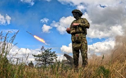 На фото: военнослужащий во время работы расчета РСЗО "Град" в зоне СВО.