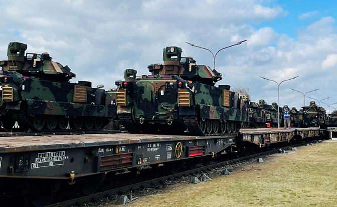 На фото: боевые машины пехоты M2 Bradley, подготовленные для отправки на Украину.