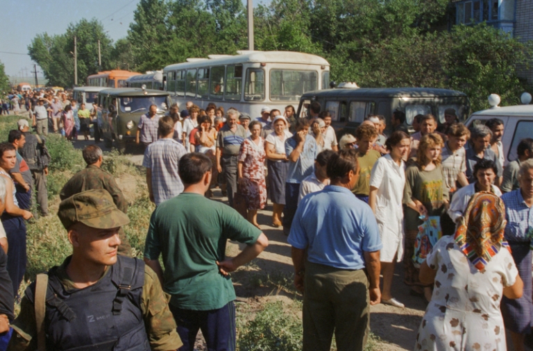 На фото: выход заложников из больницы, где их в течение пяти суток удерживали вооруженные дудаевские боевики. 
