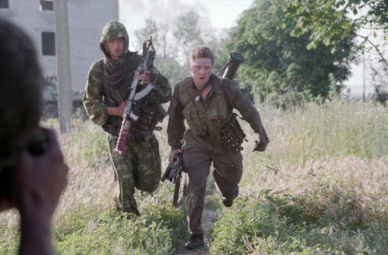 На фото: военнослужащие федеральных войск во время штурма больницы.