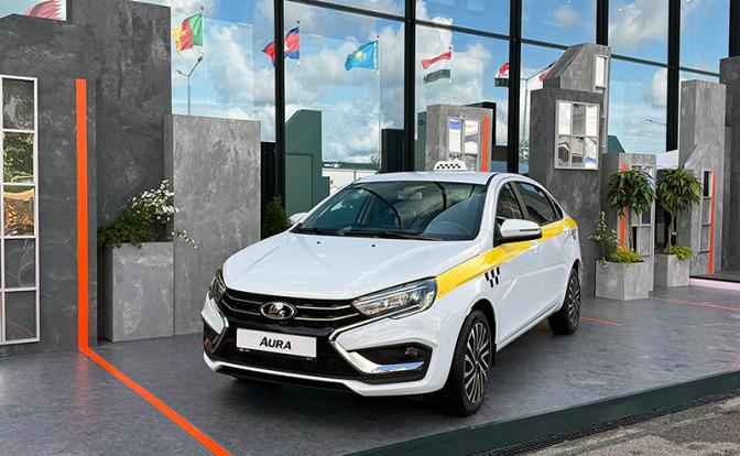 На фото: автомобиль Lada Aura, предназначенный для такси во время XXVIII Петербургского международного экономического форума на территории конгрессно-выставочного центра "Экспофорум"