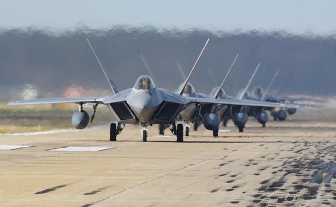 США отправили через Британию на Ближний Восток 12 истребителей F-22