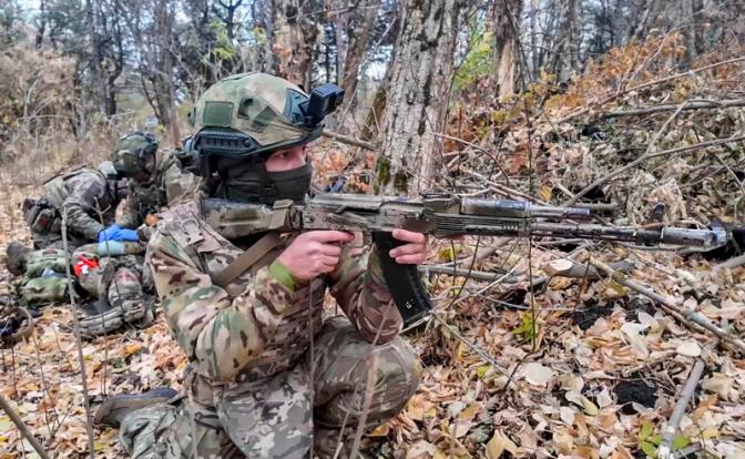 На фото: военнослужащий соединения специального назначения группировки войск "Центр" во время подготовки по передовой тактической медицине в тыловом районе зоны проведения специальной военной операции.