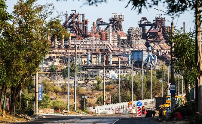 На фото: вид на металлургический завод "Азовсталь".