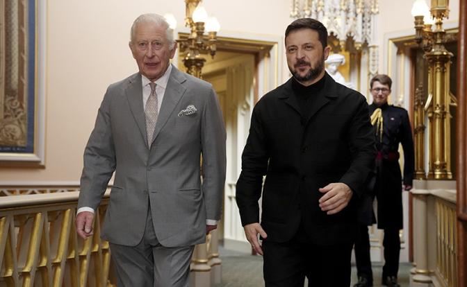 На фото: Король Великобритании Карл III и президент Украины Владимир Зеленский (слева направо) во время церемонии встречи
