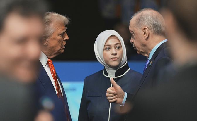 На фото: президент США Дональд Трамп (слева) и президент Турции Реджеп Тайип Эрдоган (справа) во время пленарной сессии саммита НАТО.