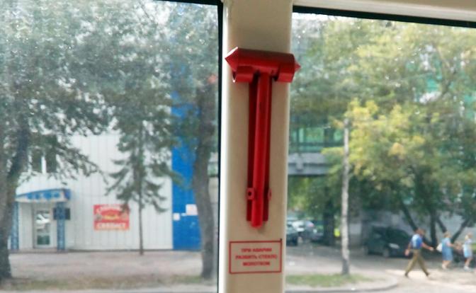 Опасная мода: челябинские тинейджеры охотятся за аварийными молотками в общественном транспорте