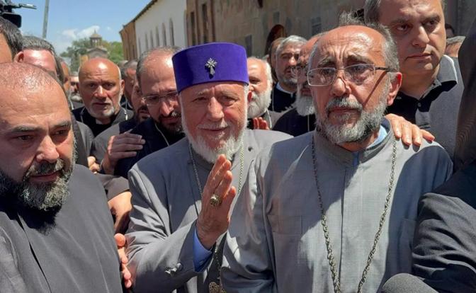 На фото: Католикос всех армян Гарегин II и архиепископ Микаэл Аджапанян