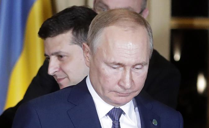 На фото: президент Украины Владимир Зеленский и президент России Владимир Путин (слева направо).