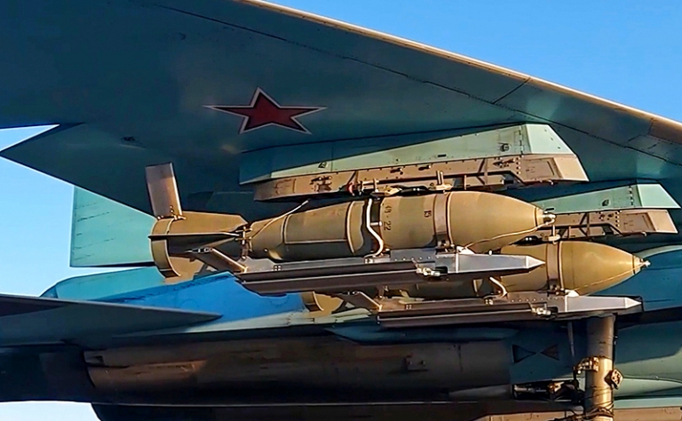 На фото: боеприпасы на истребителе-бомбардировщике Су-34 во время боевой работы.