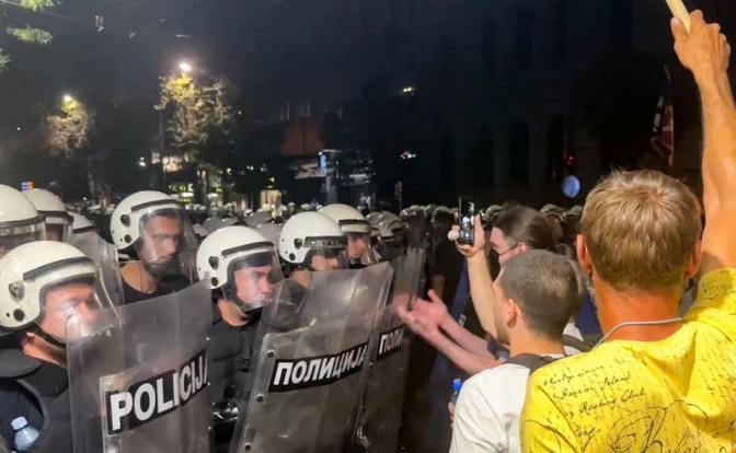 На фото: полицейские на месте акции протеста. Массовая протестная акция с участием студентов была приурочена к Видовдану — одному из главных национальных праздников.