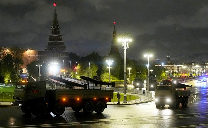 На фото: российские военные грузовики с беспилотными летательными аппаратами «Геран-2» едут по Боровицкой площади рядом с Кремлем.