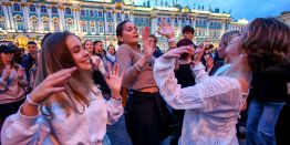 Выпускной "Алые паруса" в Санкт-Петербурге 2025: Зажигательные танцы, слэм, бесплатная вода взамен конфискованной, свет миллионов огней