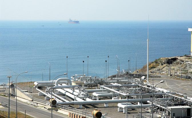 На фото: вид на перекачивающую станцию морского терминала Каспийского трубопроводного консорциума