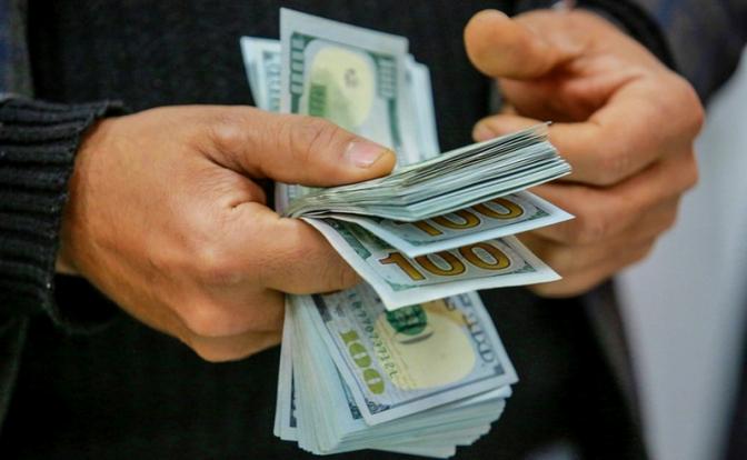 Эксперт сказал, когда выгоднее покупать доллары для летнего отпуска