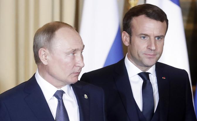 На фото: президент России Владимир Путин и президент Франции Эмманюэль Макрон (слева направо)