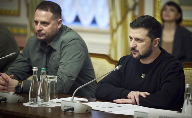 На фото: президент Украины Владимир Зеленский (справа) и руководитель его офиса Андрей Ермак(слева)