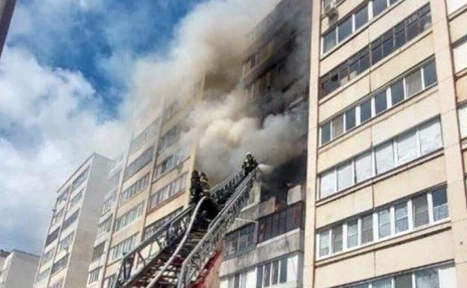 Дом в огне: жители Уфы в ужасе наблюдают за пожаром в многоэтажке