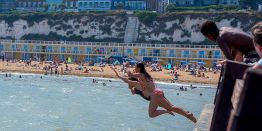 В Испании + 46°C, Греция закрывает Акрополь в часы пик, Италия ограничивает работу на открытом воздухе: мир изнывает от жары