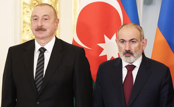 На фото: президент Азербайджана Ильхам Алиев и премьер-министр Армении Никол Пашинян (слева направо)