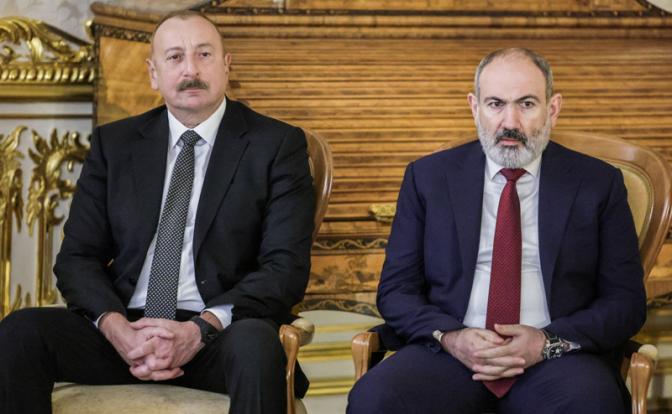 На фото: президент Азербайджана Ильхам Алиев и премьер-министр Армении Никол Пашинян (слева направо)