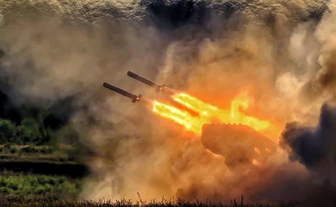 На фото: работа огнеметной системы «Солнцепек».