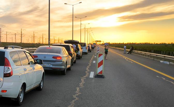 Около тысячи автомобилей застряли перед Крымским мостом