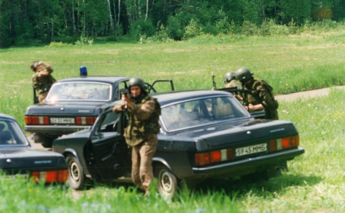 На фото: "Альфа" на учениях по отработке действий по охране объекта.