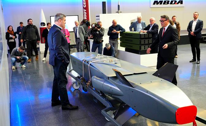 На фото: истребитель Eurofighter с двумя крылатыми ракетами класса «воздух-земля» Taurus KEPD 350.