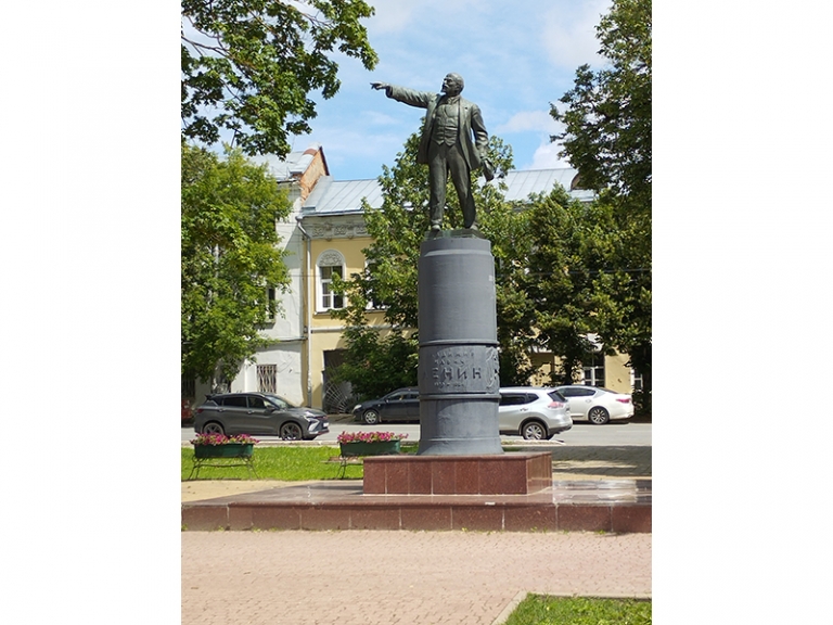 На фото: «латунный Ильич».