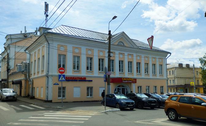 На фото: Воскресенская, 33. Вид на перекресток в наши дни.
