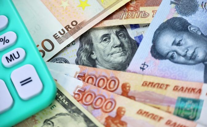 Эксперт сказал, может ли курс доллара упасть ниже 70 рублей