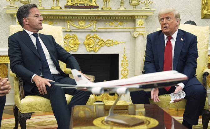 На фото: президент США Дональд Трамп и генеральный секретарь НАТО Марк Рютте (справа налево) во время встречи.