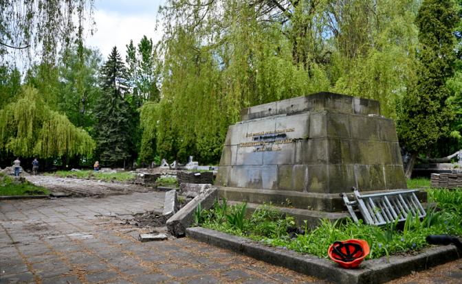 На фото: надгробия на мемориальном комплексе "Холм славы"