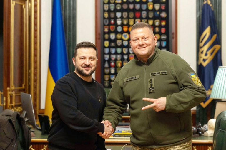На фото: президент Украины Владимир Зеленский и уходящий с поста главнокомандующего Вооруженными силами Украины Валерий Залужный пожимают друг другу руки в Мариинском дворце, 2024 год. Зеленский отправил Залужного в отставку, новым главнокомандующим был назначен генерал-полковник Александр Сырский. 