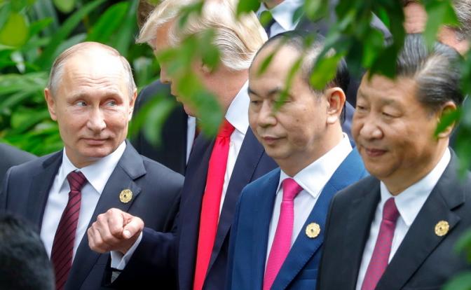 Times: Вера Запада в себя подорвана действиями Москвы и Пекина. Трамп хочет мира
