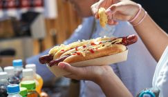 Врач назвала самые опасные продукты в летнюю жару