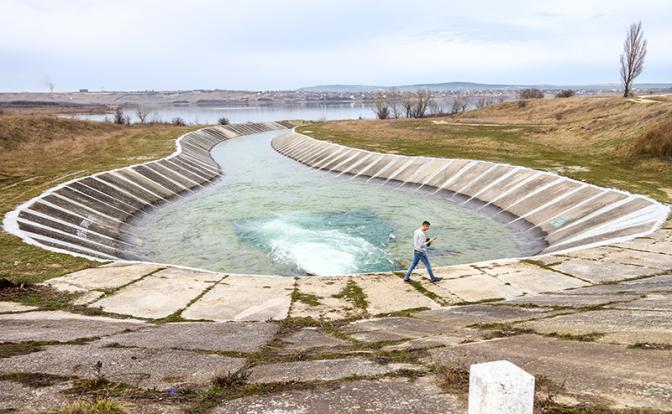 Два водохранилища, опреснительная установка, трубопровод из Тамани в Керчь — как лучше напоить изнывающий от жажды полуостров