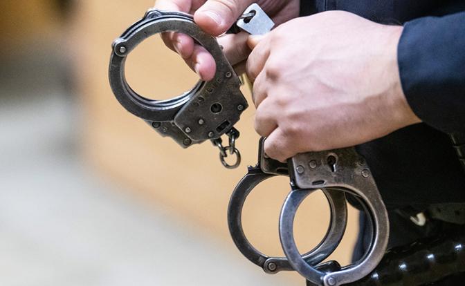 Надели наручники на улице: задержан министр имущества Челябинской области
