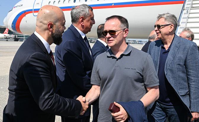 На фото: помощник президента РФ Владимир Мединский (в центре) в аэропорту перед началом российско-украинских переговоров