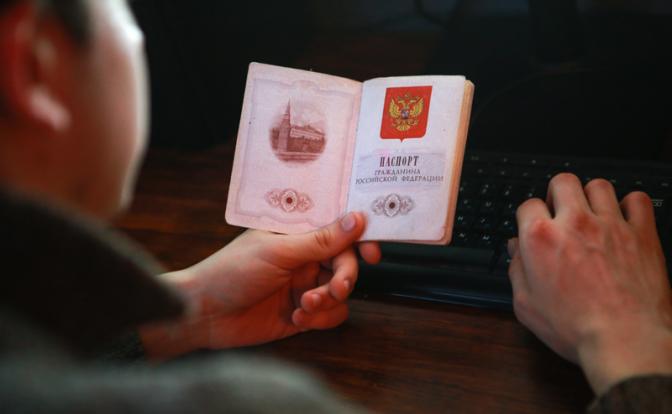 Америка потребовала от релокантов отказаться от российского паспорта. А зачем Москва терпит двойную лояльность?