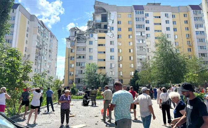 На фото: последствия взрыва бытового газа в жилом доме в Саратове.