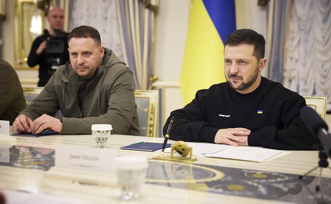 На фото: президент Украины Владимир Зеленский и глава офиса президента Андрей Ермак (справа налево)