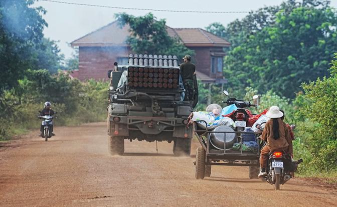 На фото: камбоджийская военная машина с ракетной установкой.