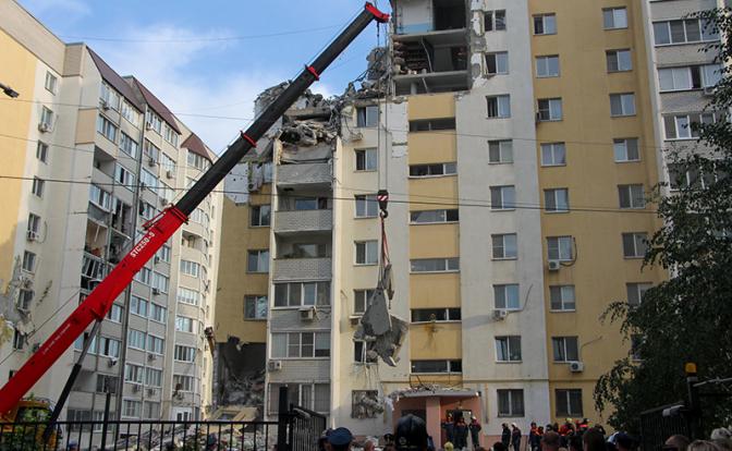На фото: разбор завалов обрушившегося подъезда жилого 10-этажного многоквартирного дома, где произошел взрыв газа