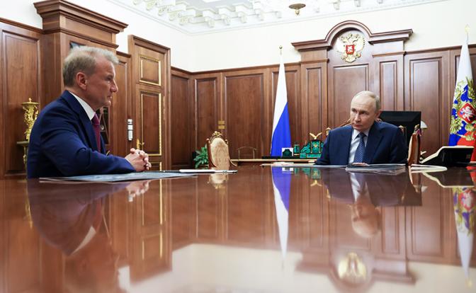 На фото: президент, председатель правления ПАО "Сбербанк" Герман Греф и президент РФ Владимир Путин (слева направо) во время встречи в Кремле.