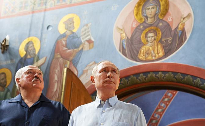 На фото: президент РФ Владимир Путин и президент Белоруссии Александр Лукашенко во время посещения Смоленского скита Спасо-Преображенского Валаамского ставропигиального мужского монастыря.